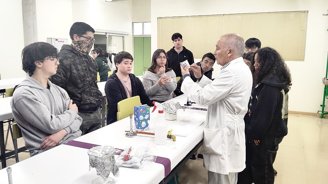 Estudiantes de enseñanza media visitan al Instituto de Biología en jornada de Día Abierto PUCV 2025