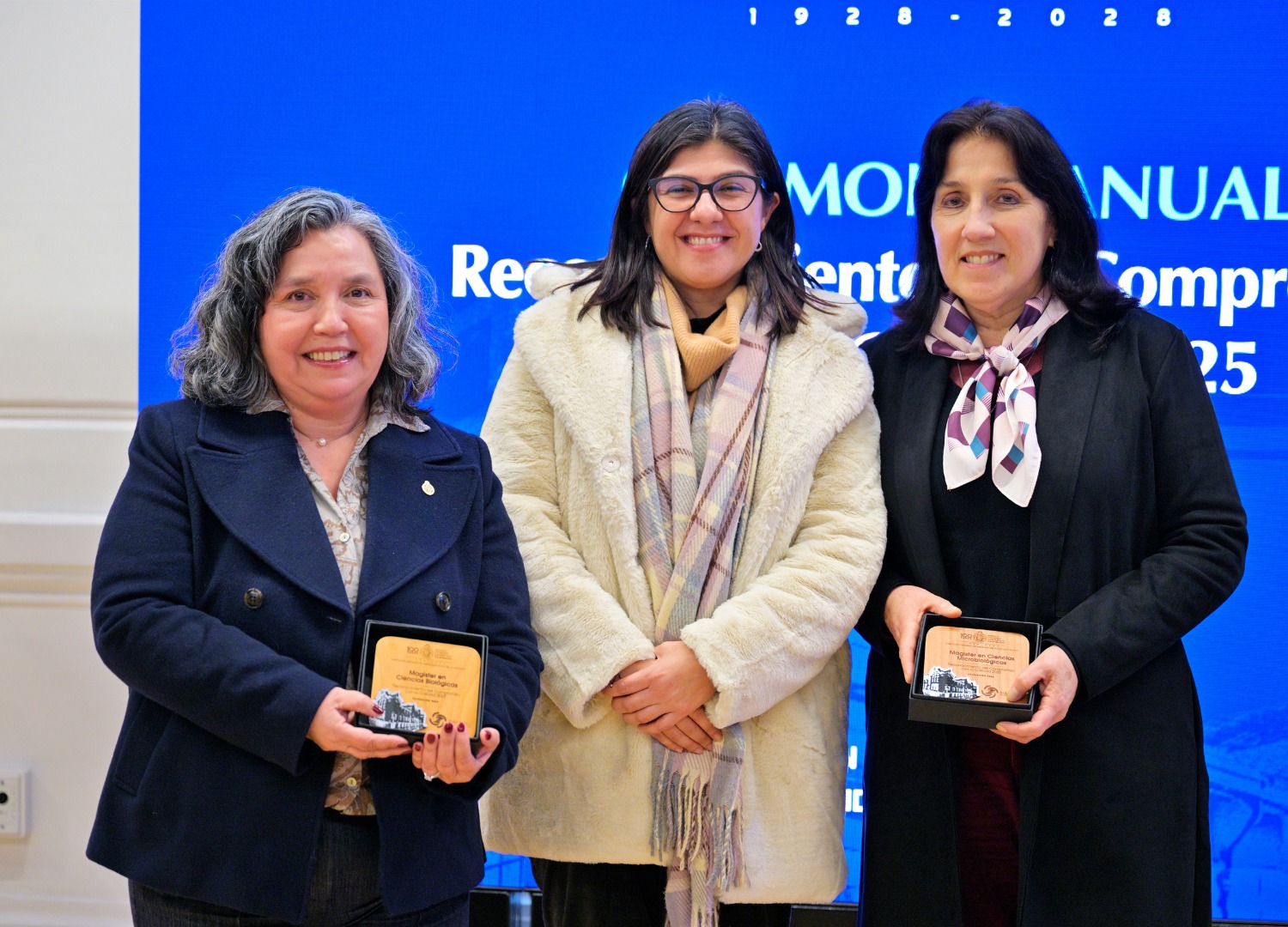 Magísteres del Instituto de Biología PUCV reciben distinción institucional en Ceremonia Anual de Reconocimiento del Compromiso con la Calidad 2025