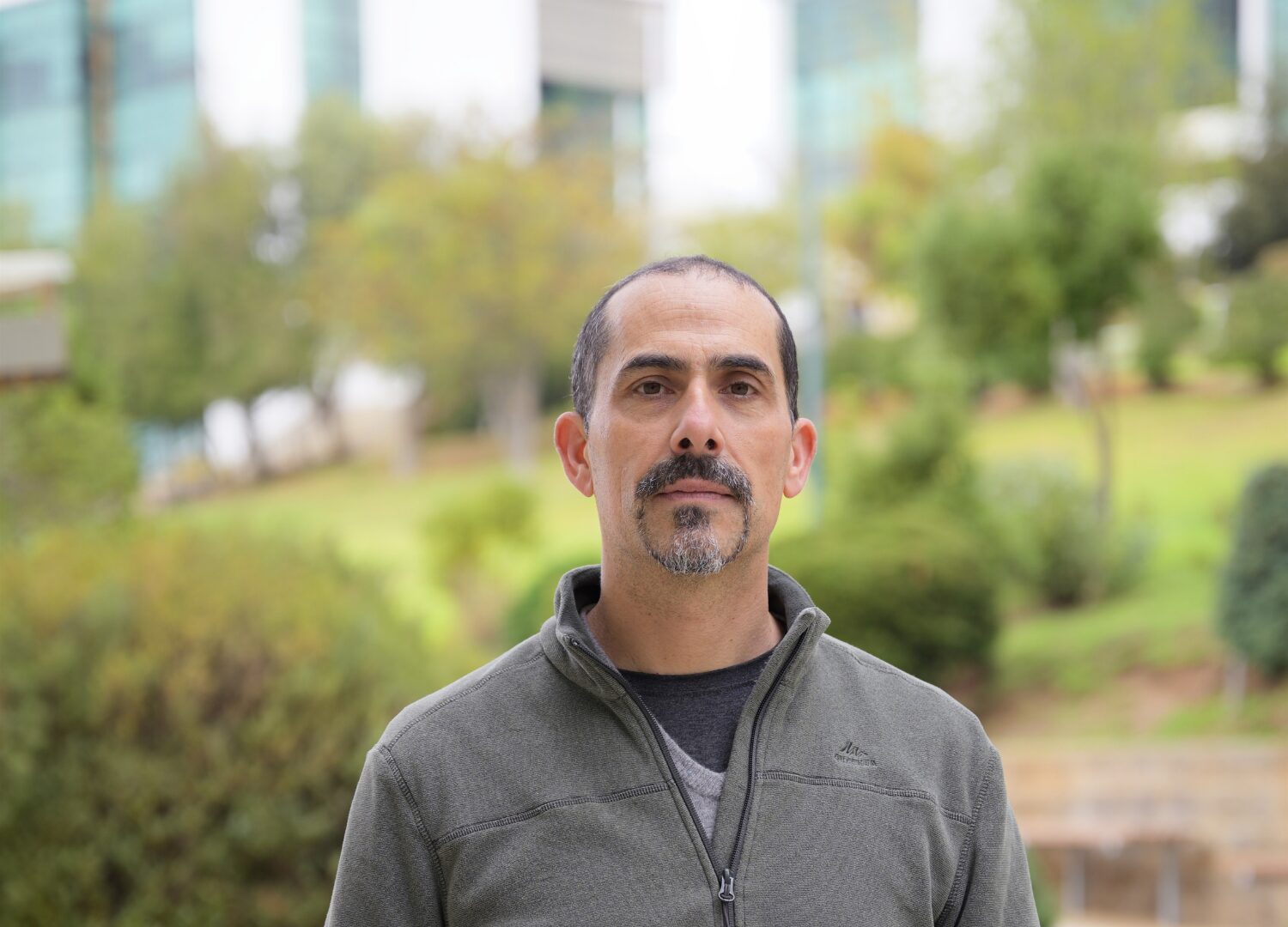 Profesor Cristian Atala participa en artículo internacional sobre plantas invasoras y endomicrobiomas.